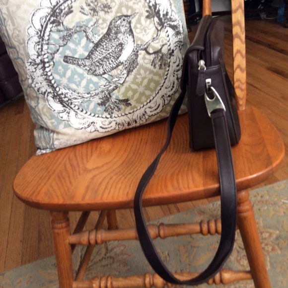 Chic Crossbody Soft Mid-Size Leather Bag - Picture 7 of 8